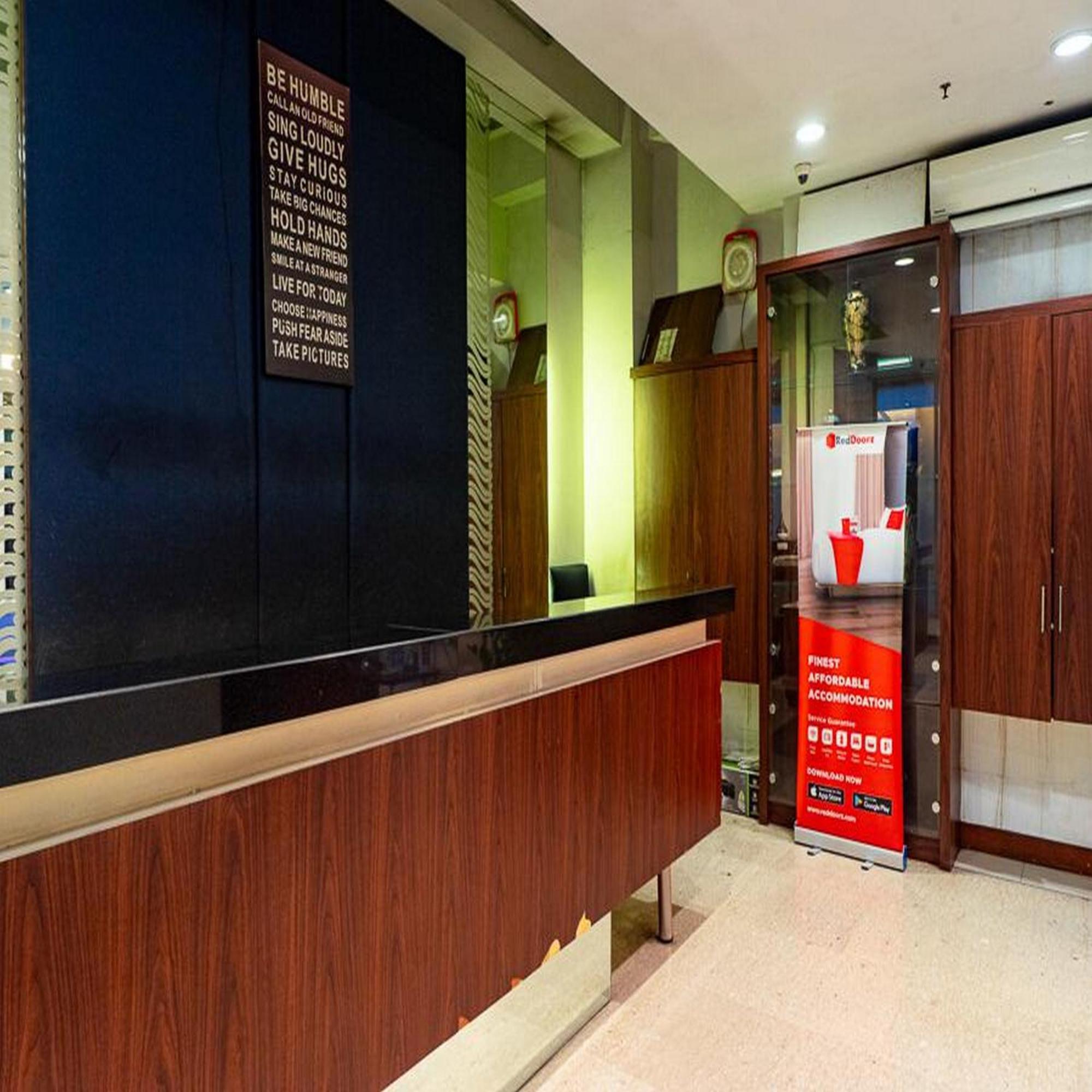 Reddoorz Plus At Blue Pacific Blok M Jakarta Eksteriør bilde